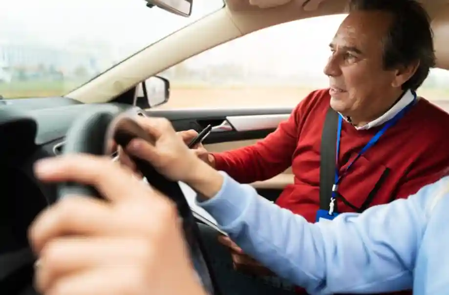 How Manual Driving Lessons Can Improve Your Overall Driving Skills as a Beginner